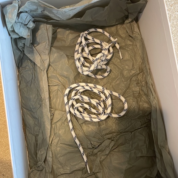 - Triple S Balenciaga Shoes - Picture 2 of 9